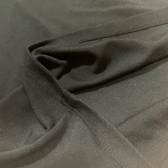 Black fitted dress with cutouts for an attractive style & fit. Garage, size XS - Picture 5 of 8